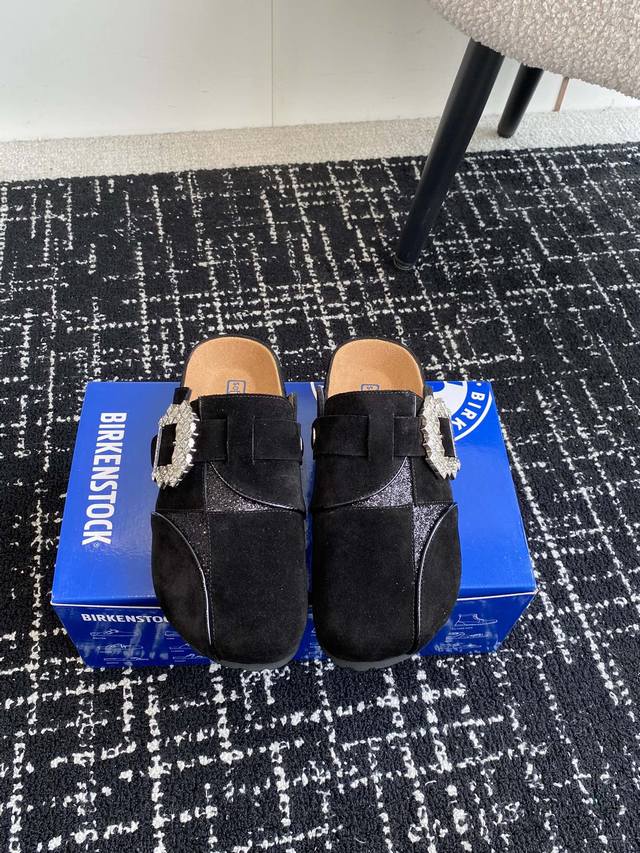 代购级 Birkenstock 24Ss秋冬博肯 真软木潮流时尚 钻扣 休闲 包头拖 人体工程学设计符合脚形的脚床，软木材质穿着超级轻便舒适，楦形线条优美，做工
